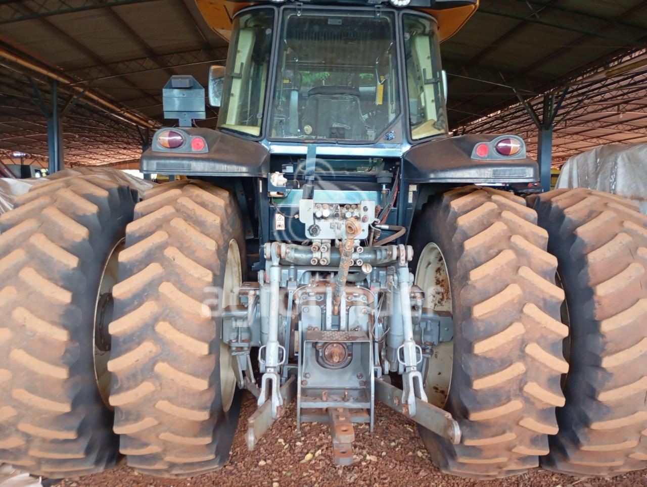 Conjunto Trator Valtra BT210 e Plantadeira Tatu Usap ano 2013