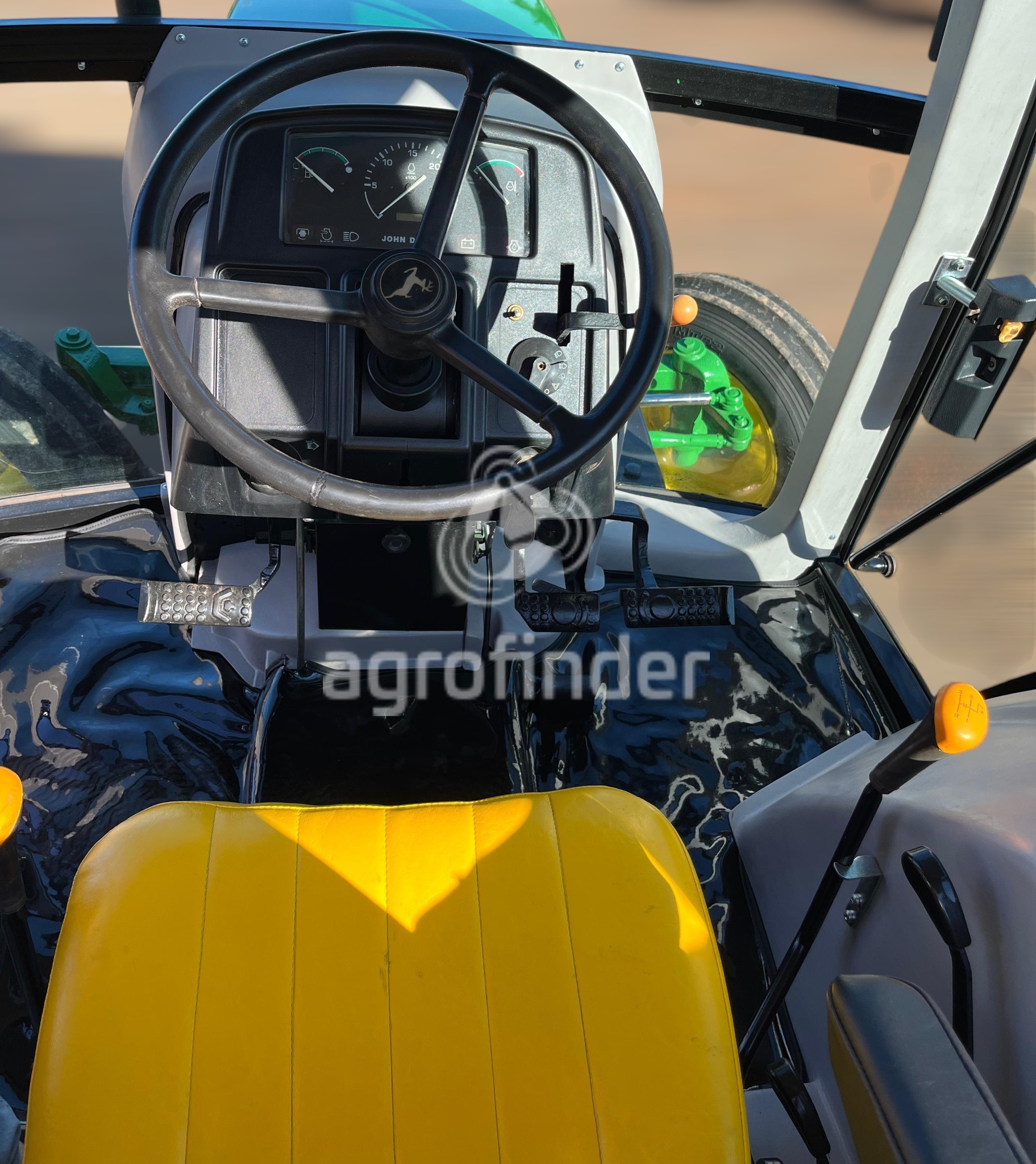 Trator John Deere 5705 ano 2003