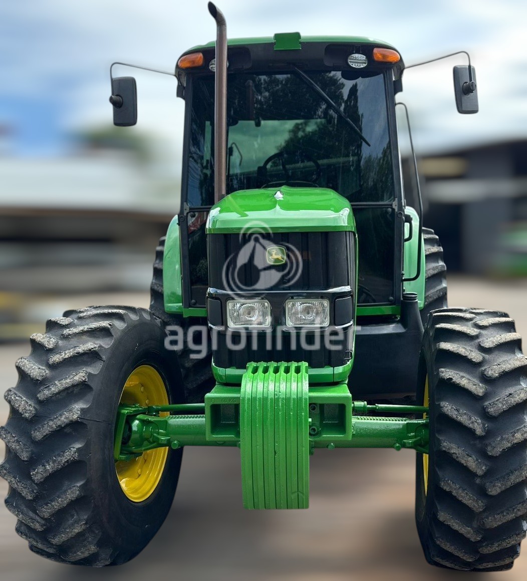 Trator John Deere 6110J ano 2013