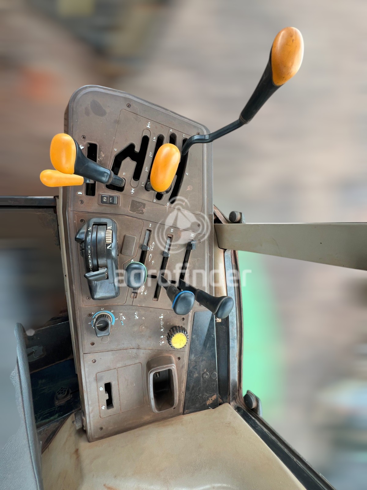 Trator John Deere 6165J ano 2012