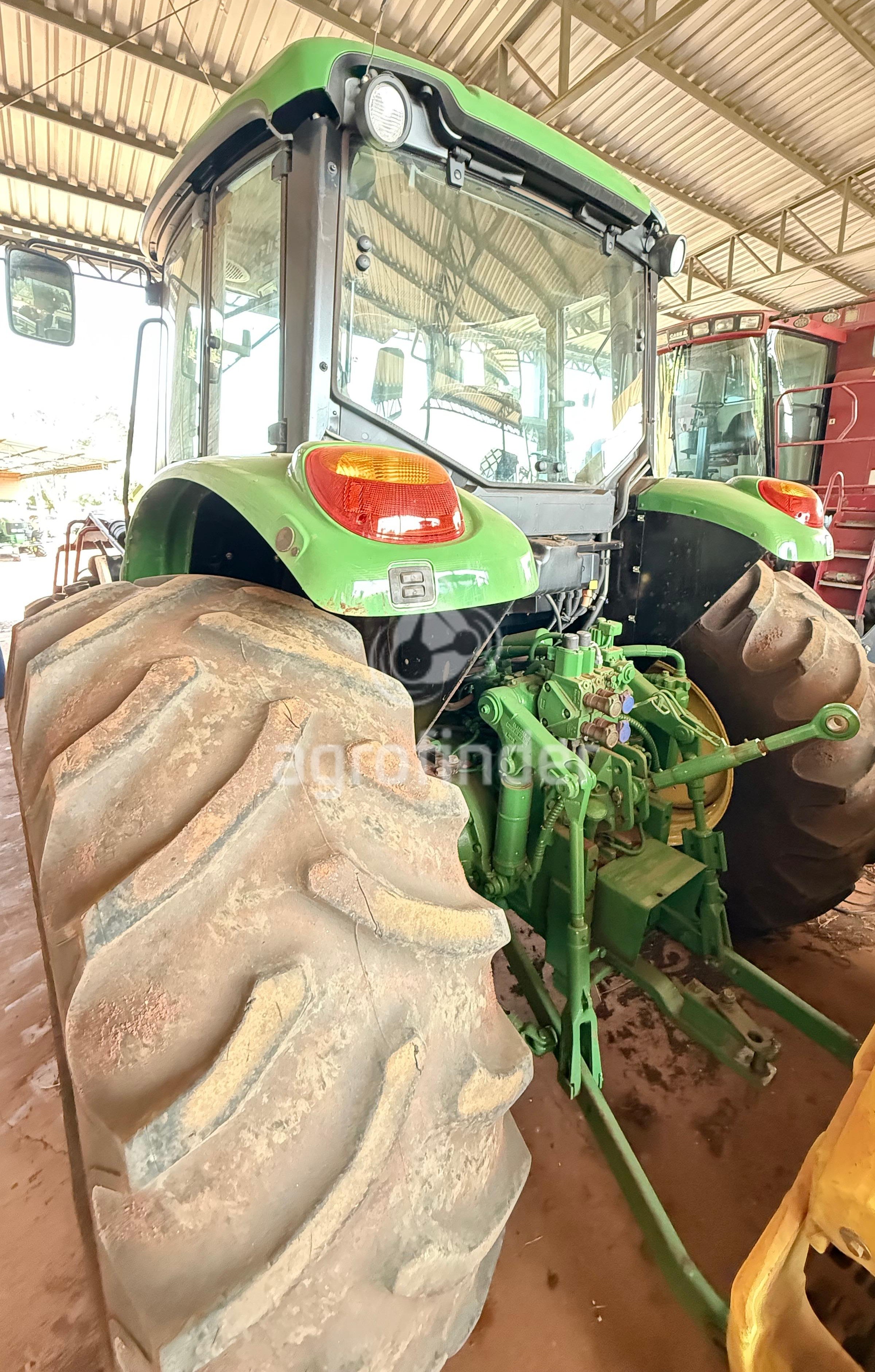 Trator John Deere 6135J Ano 2021