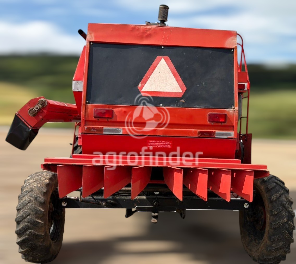 Colheitadeira Massey Ferguson 5650 ano 2001