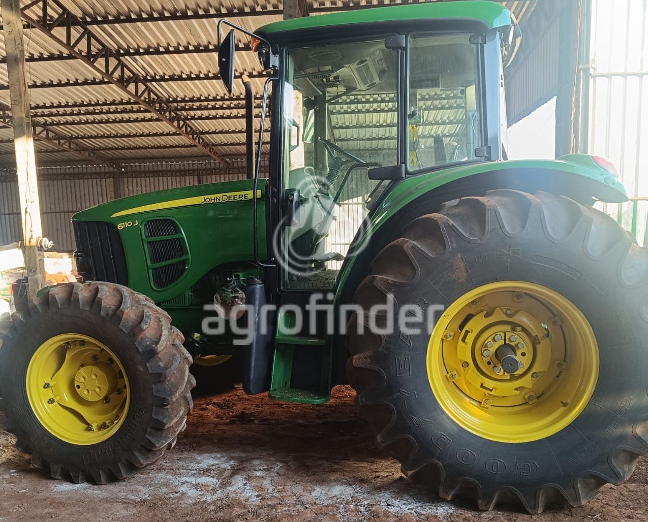 Trator John Deere 6110J ano 2016