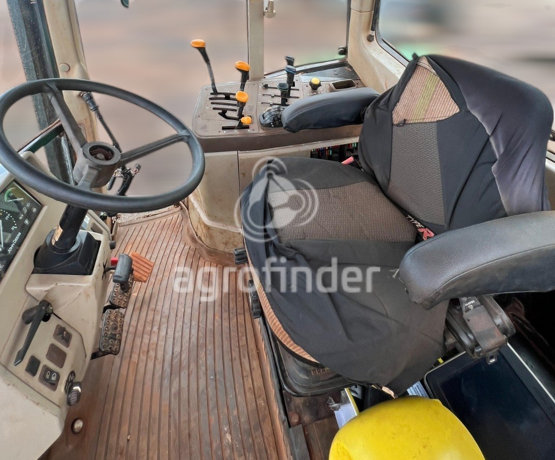 Trator John Deere 6165J ano 2012