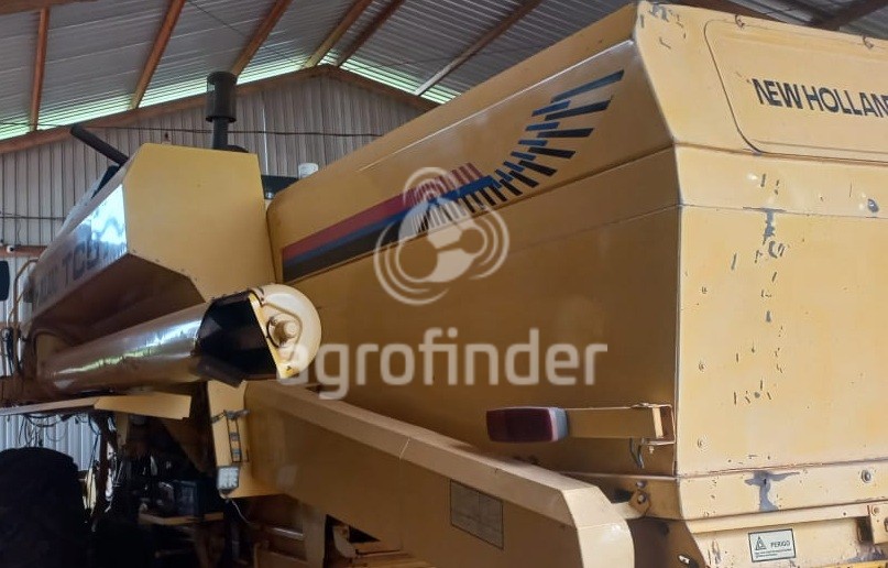 Colheitadeira New Holland TC57 ano 2002