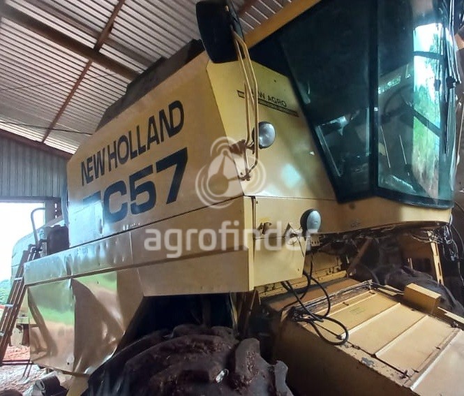 Colheitadeira New Holland TC57 ano 2002