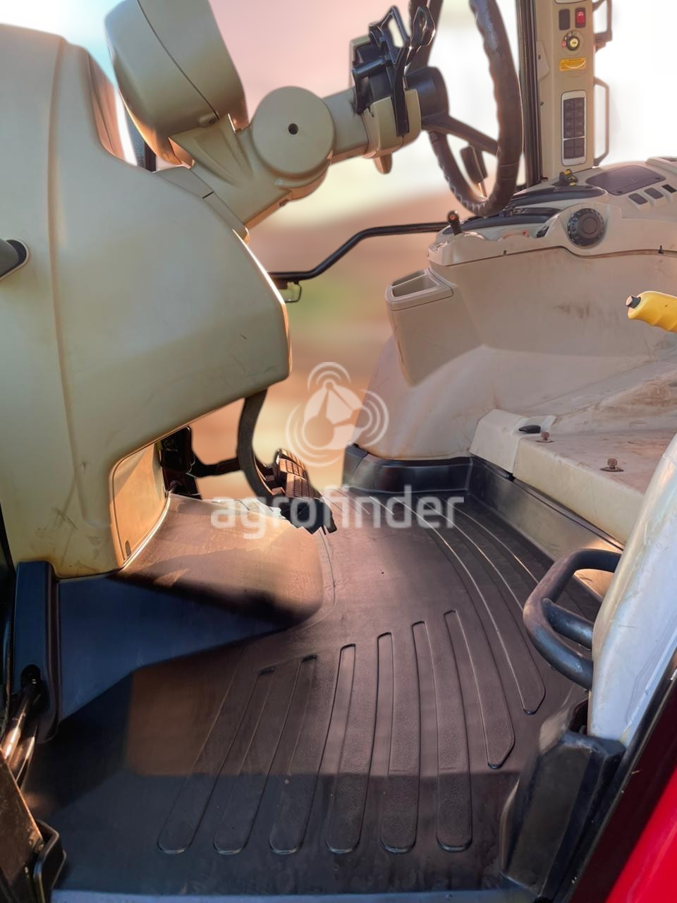 Trator Massey Ferguson 6713R Dyna4 ano 2017