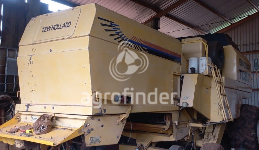 Colheitadeira New Holland TC57 ano 2002