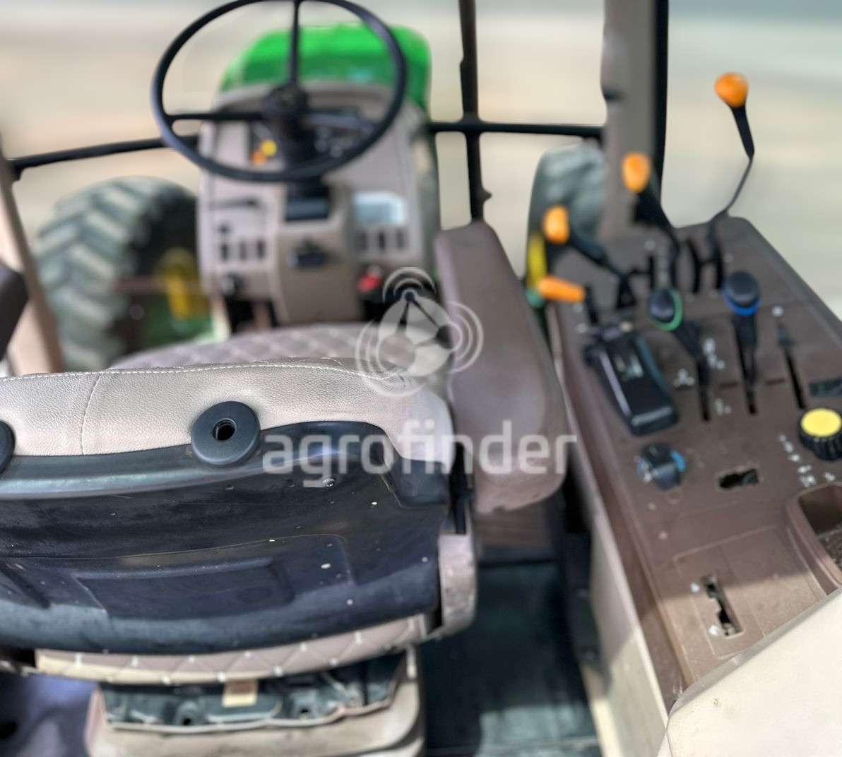 Trator John Deere 6110J ano 2013