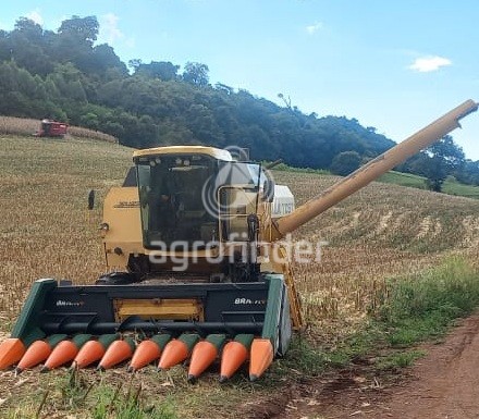 Colheitadeira New Holland TC57 ano 2002