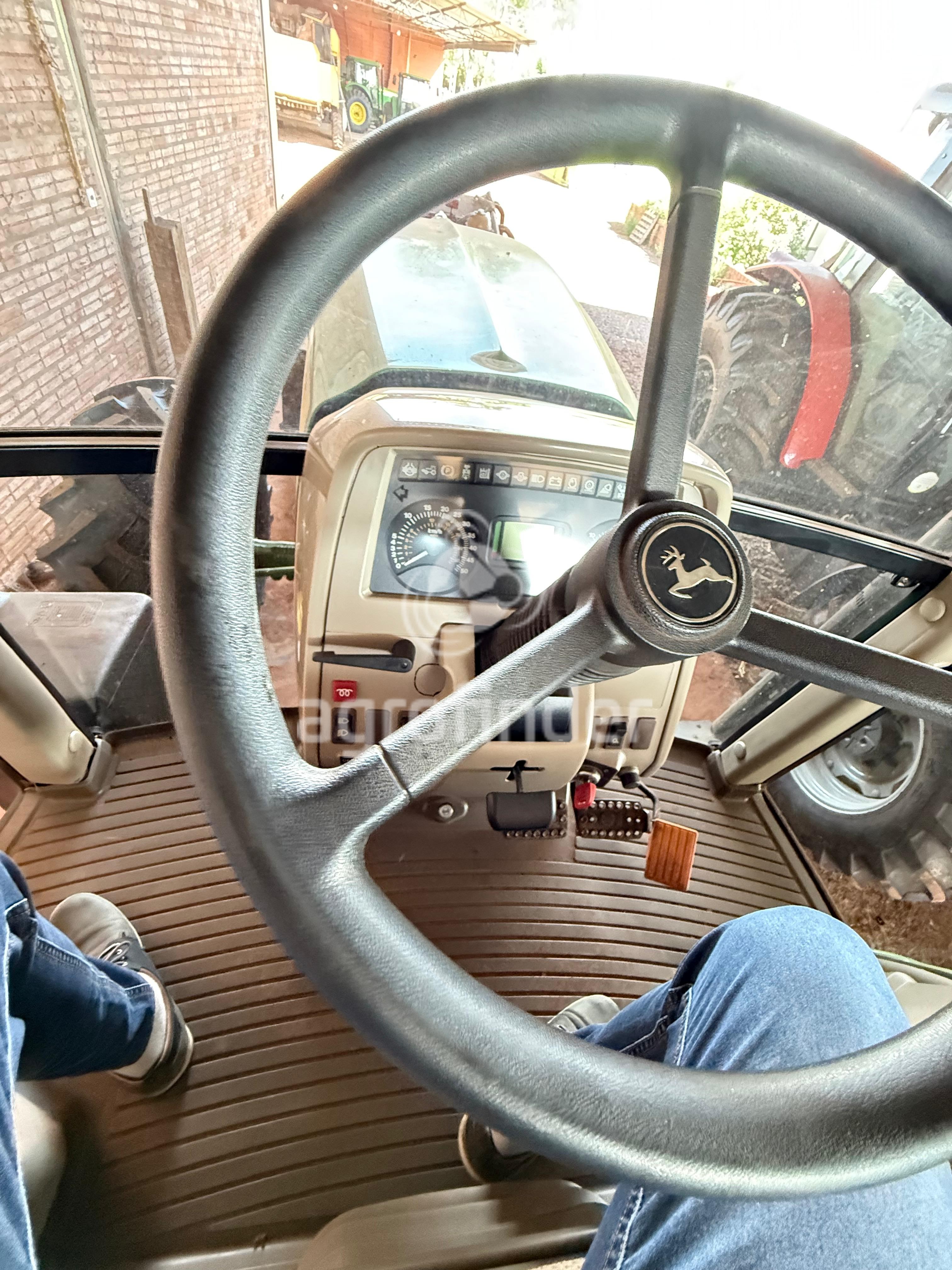 Trator John Deere 6135J Ano 2021