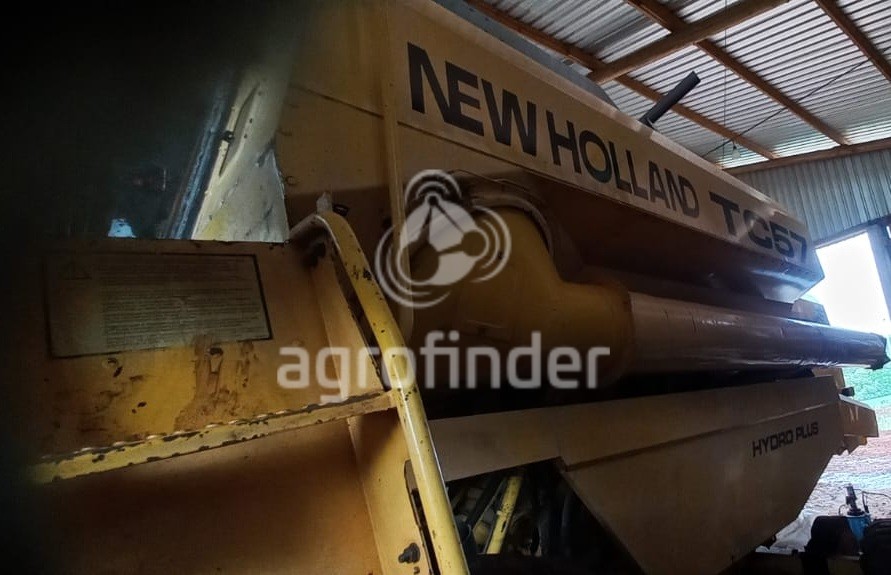 Colheitadeira New Holland TC57 ano 2002