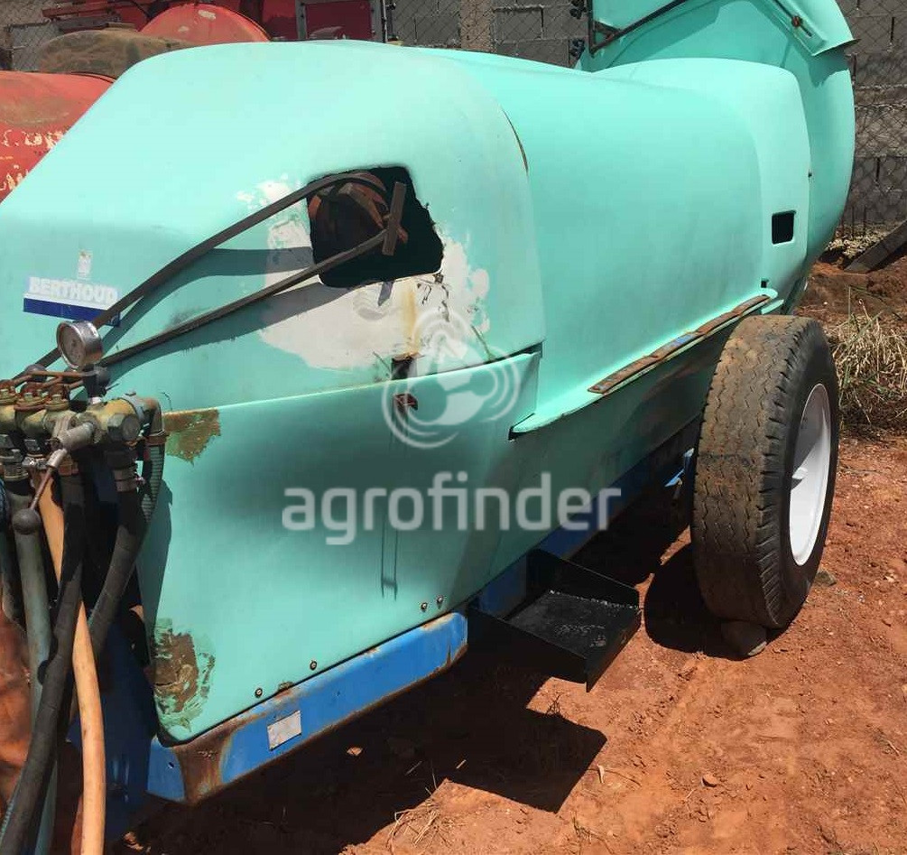 Pulverizador de Arrasto Berthoud Ômega 2000 L Ano 2005