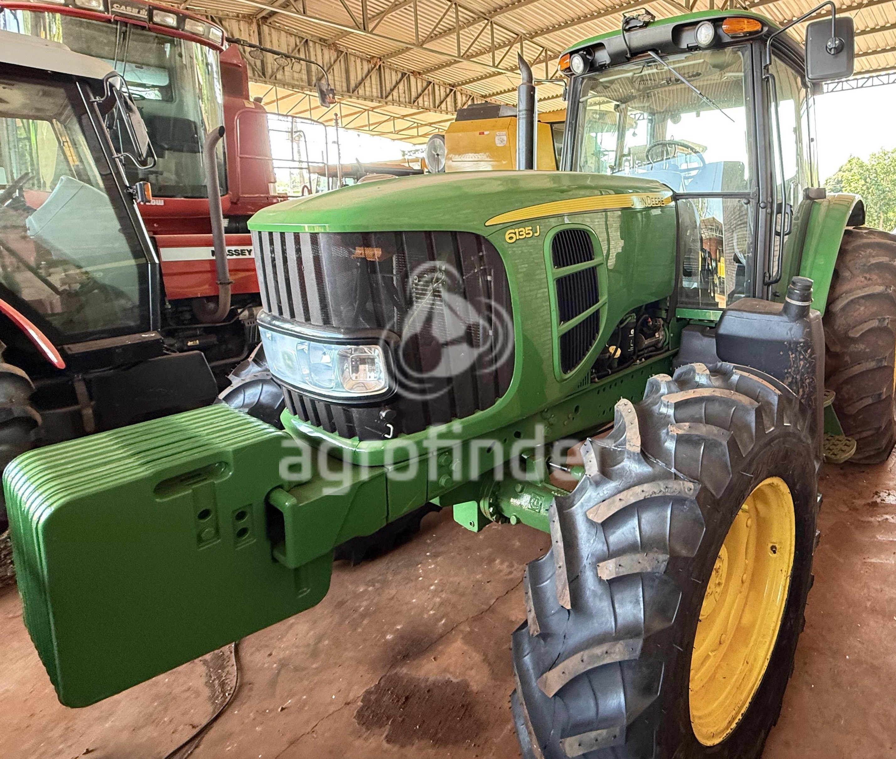 Trator John Deere 6135J Ano 2021