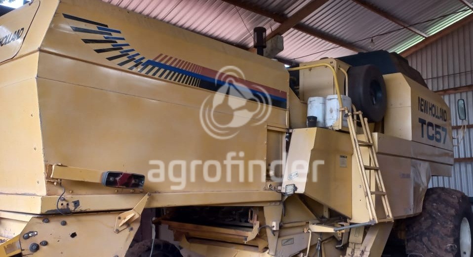 Colheitadeira New Holland TC57 ano 2002