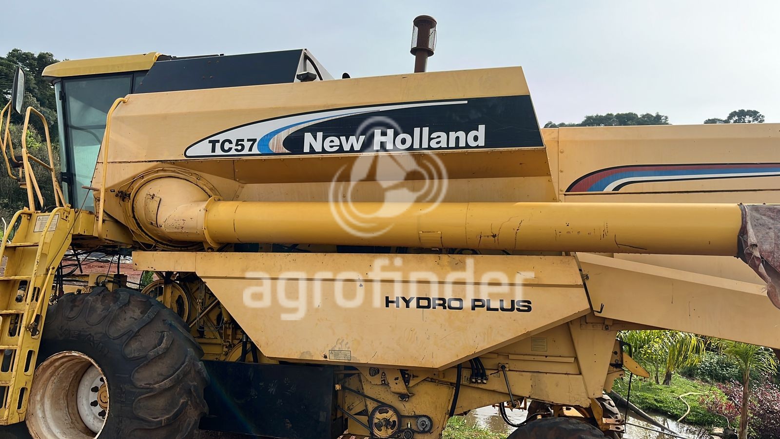Colheitadeira New Holland TC57 ano 2004