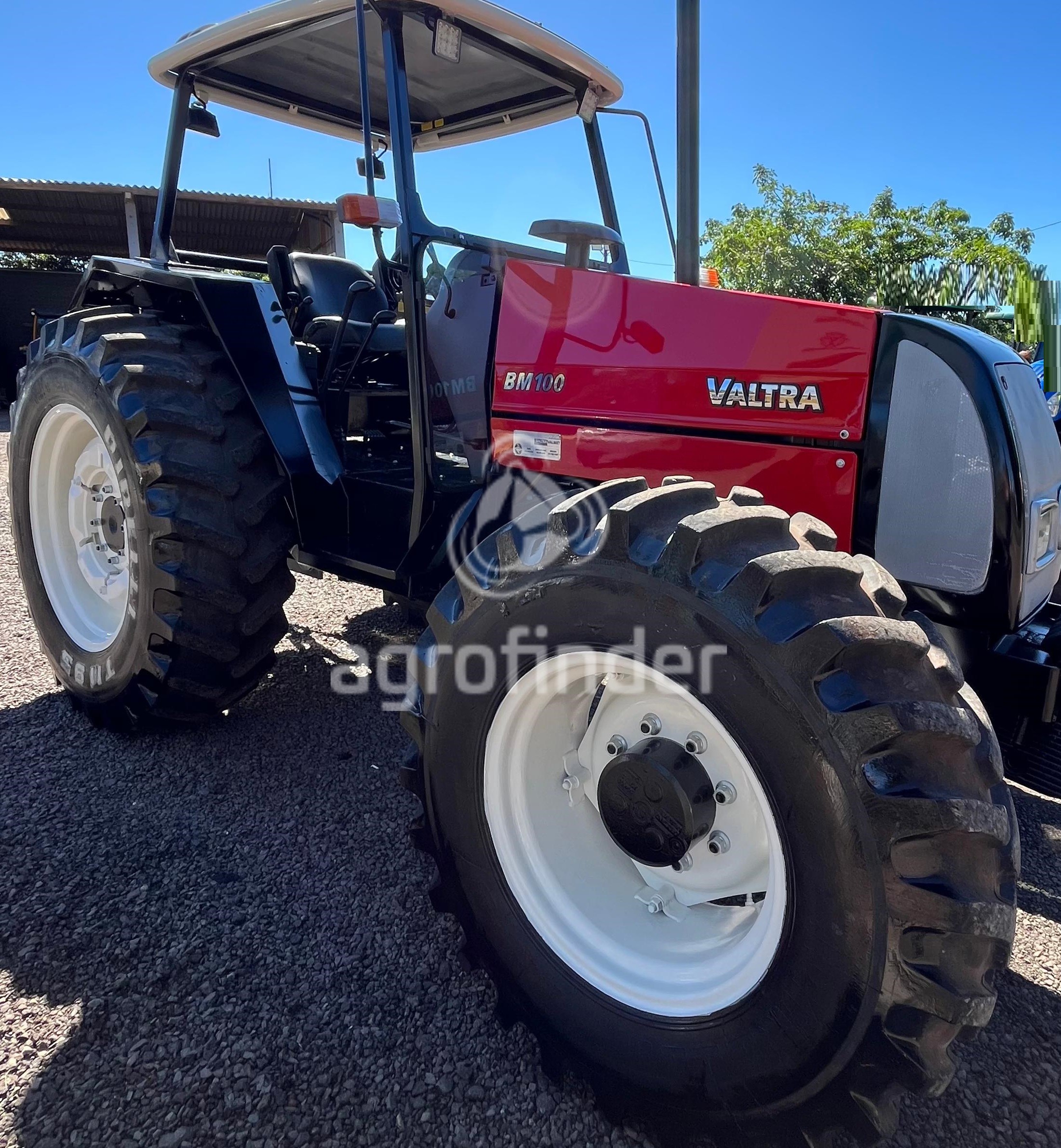 Trator Valtra BM 100 ano 2006