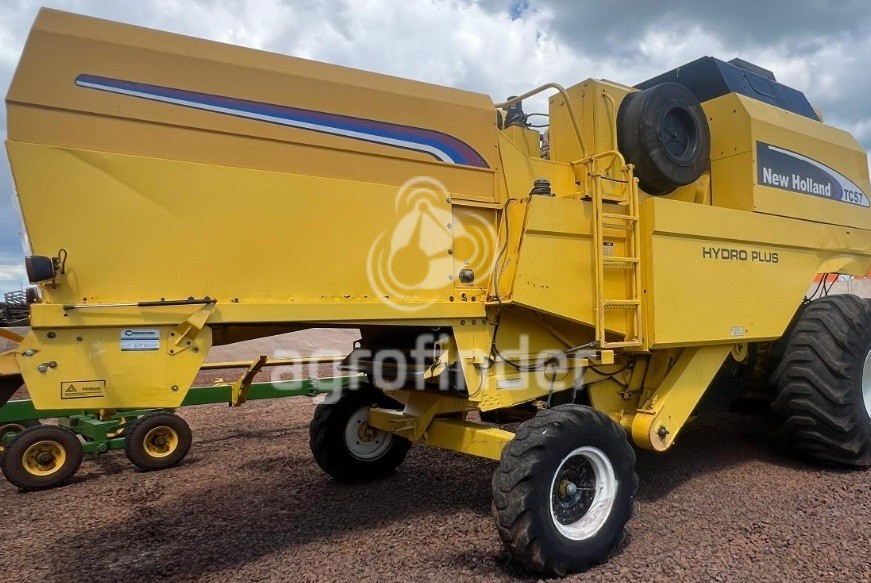 Colheitadeira New Holland TC 57 ano 2005