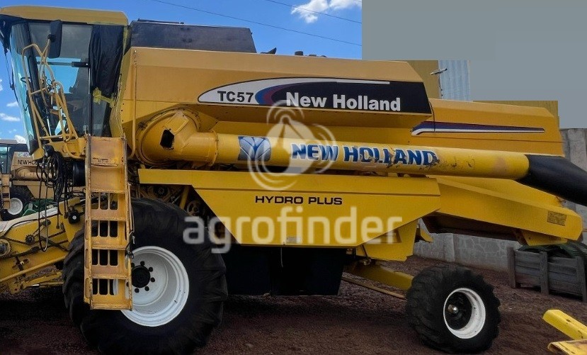 Colheitadeira New Holland TC 57 ano 2005