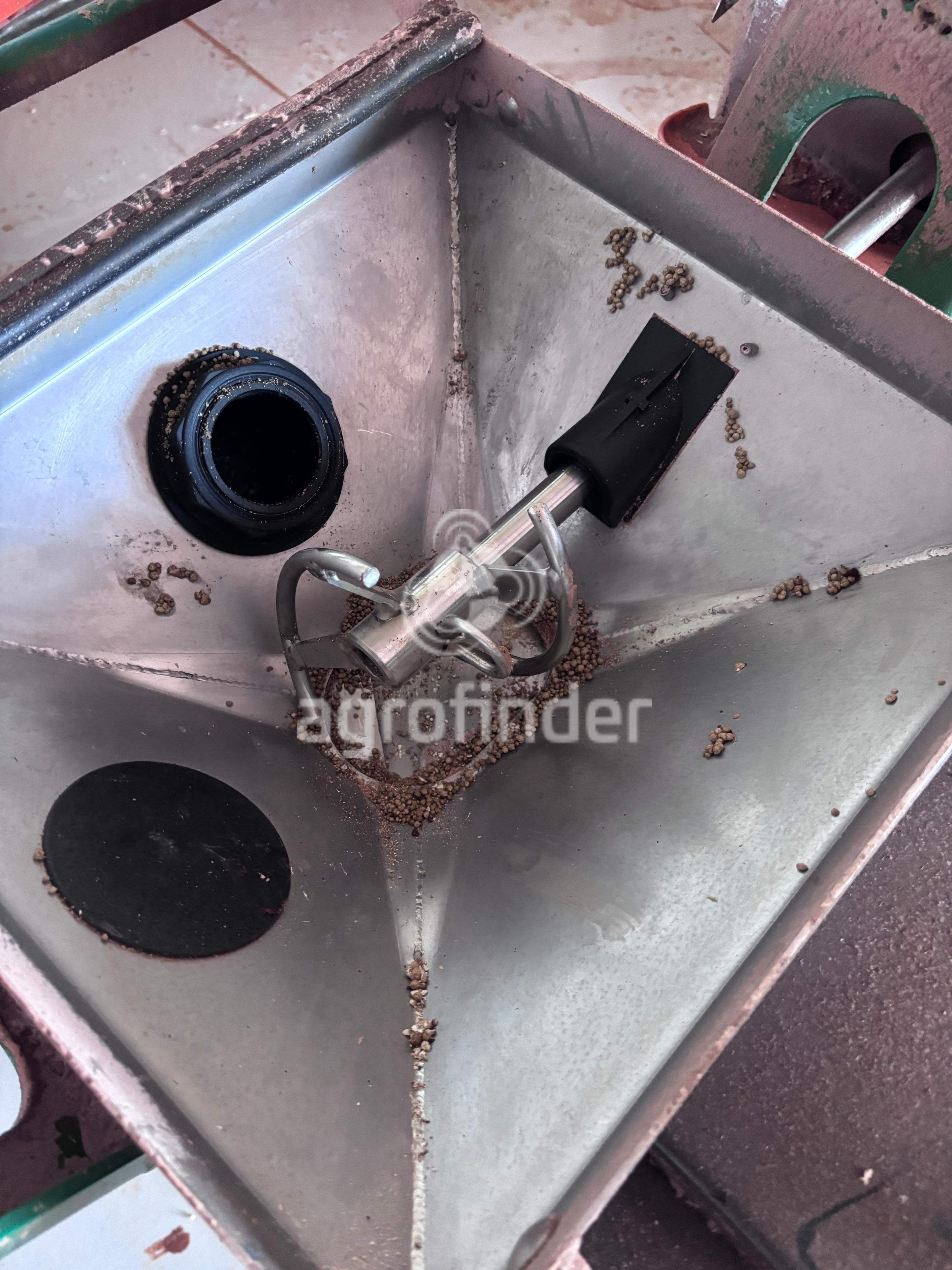 Distribuidor de sólidos Stara Twister 1500 APS Ano 2017