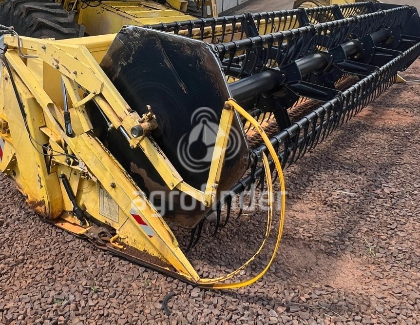 Colheitadeira New Holland TC 57 ano 2005