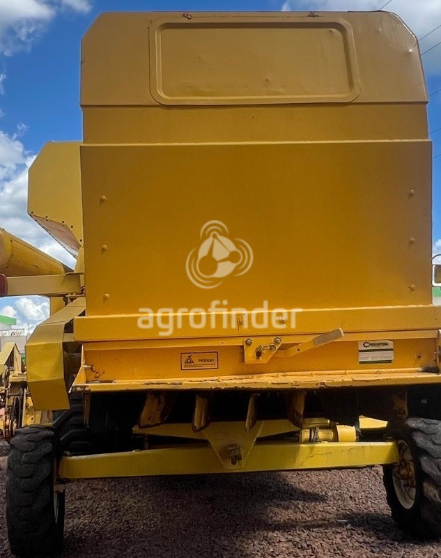 Colheitadeira New Holland TC 57 ano 2005