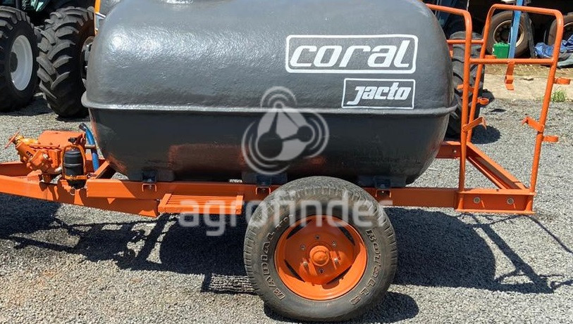 Pulverizador de Arrasto Jacto 2000 litros Ano 2000