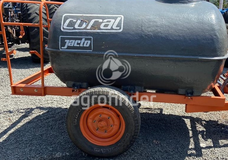 Pulverizador de Arrasto Jacto 2000 litros Ano 2000