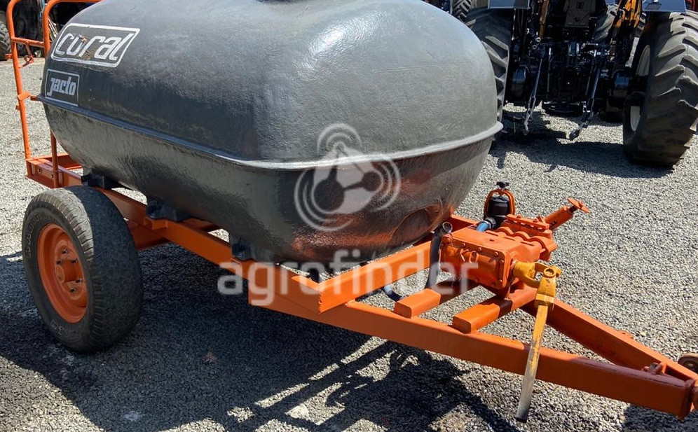 Pulverizador de Arrasto Jacto 2000 litros Ano 2000
