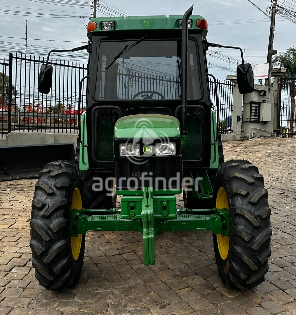Trator John Deere 5705 Ano 2005