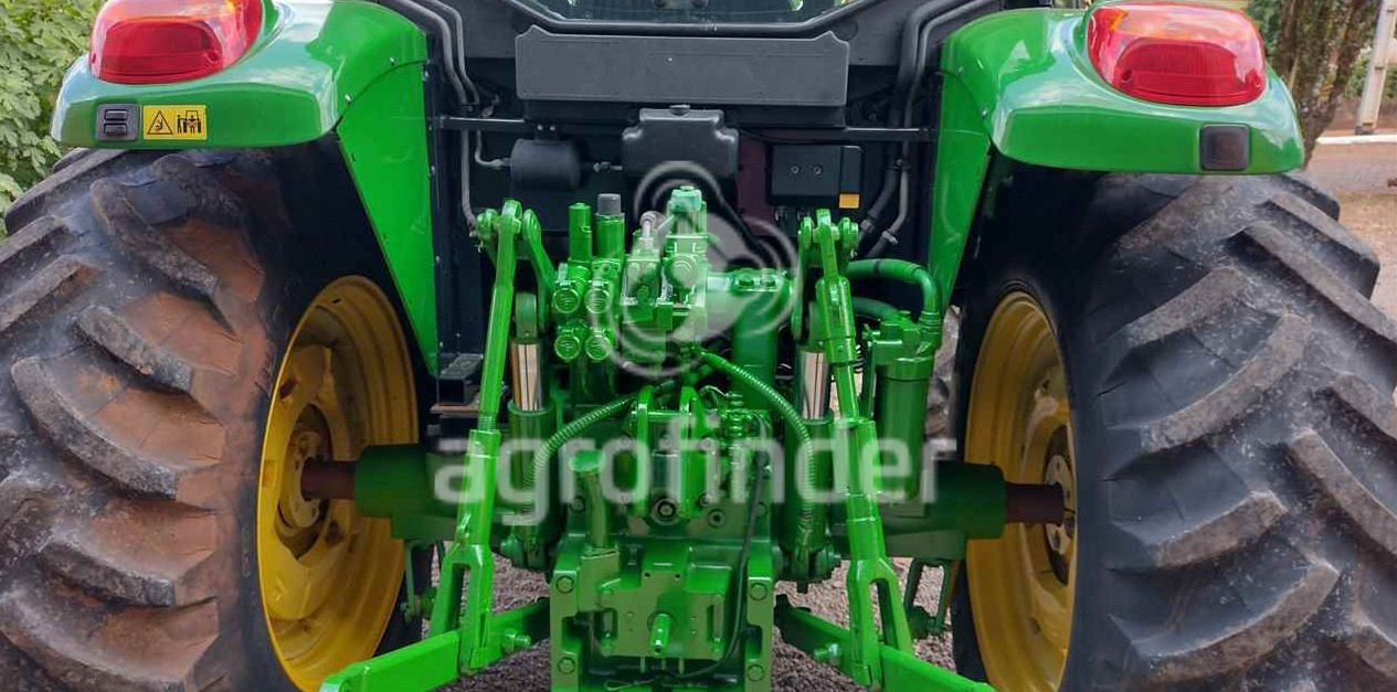 Trator John Deere 6110 J Ano 2013