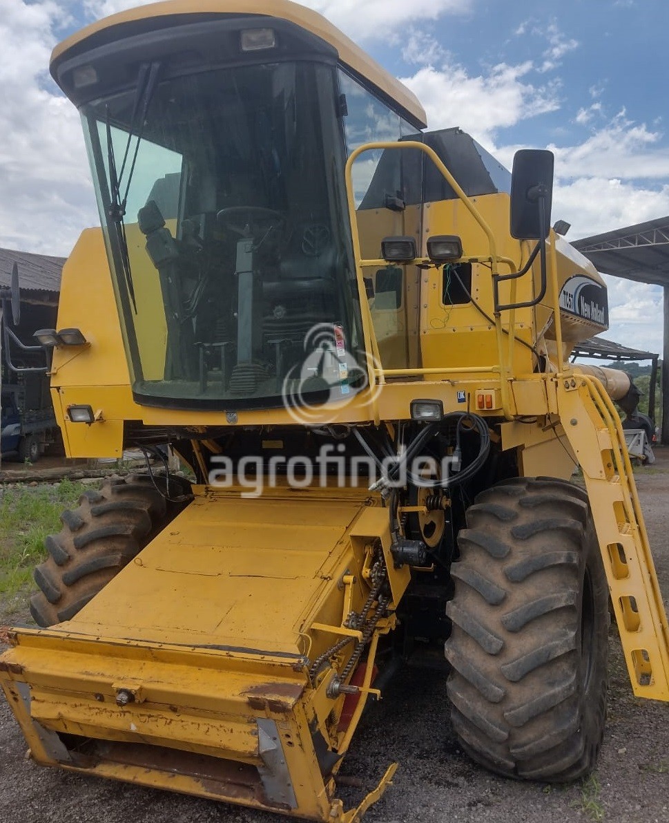 Colheitadeira New Holland TC 57 Ano 2008