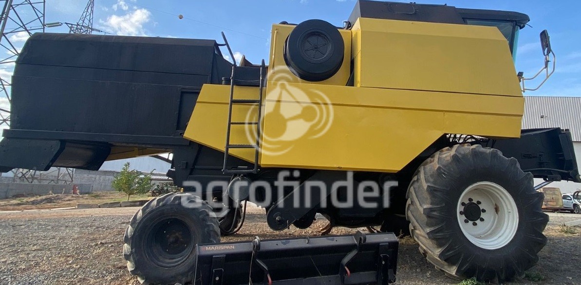 Colheitadeira New Holland TC 57 ano 1999