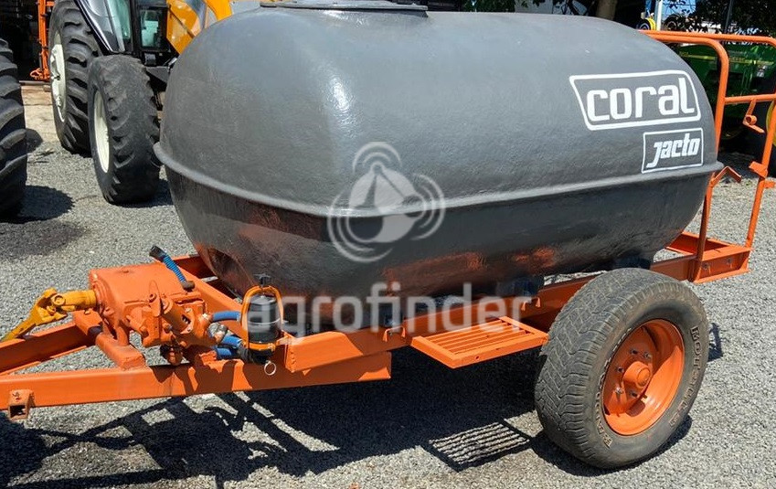 Pulverizador de Arrasto Jacto 2000 litros Ano 2000