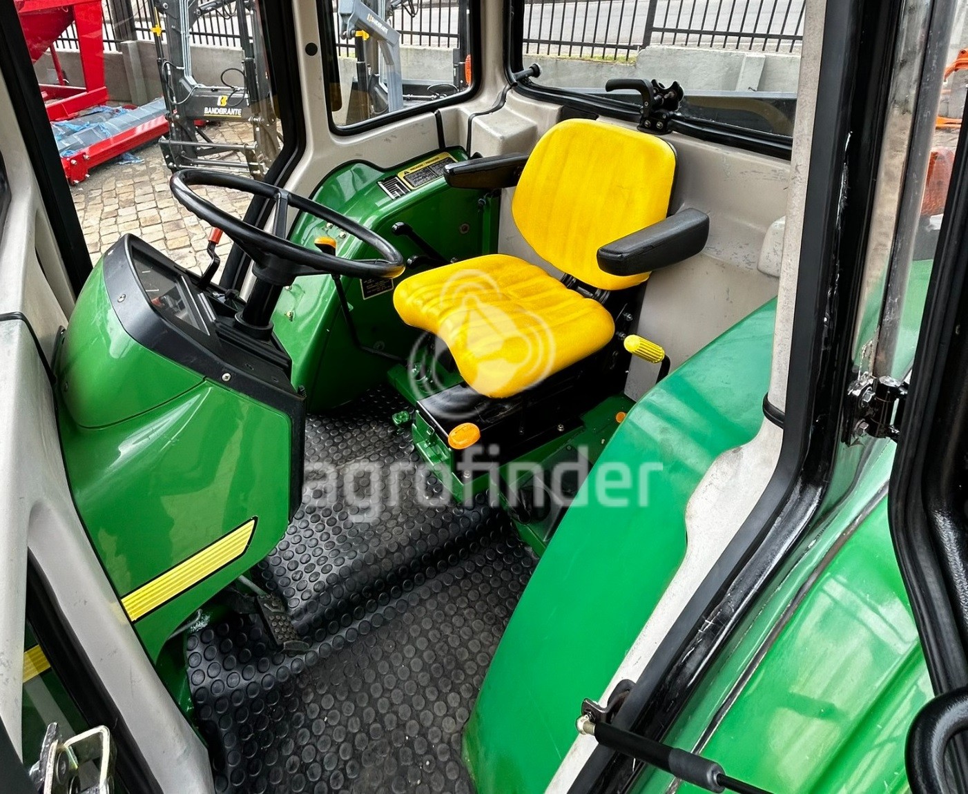 Trator John Deere 5705 Ano 2005