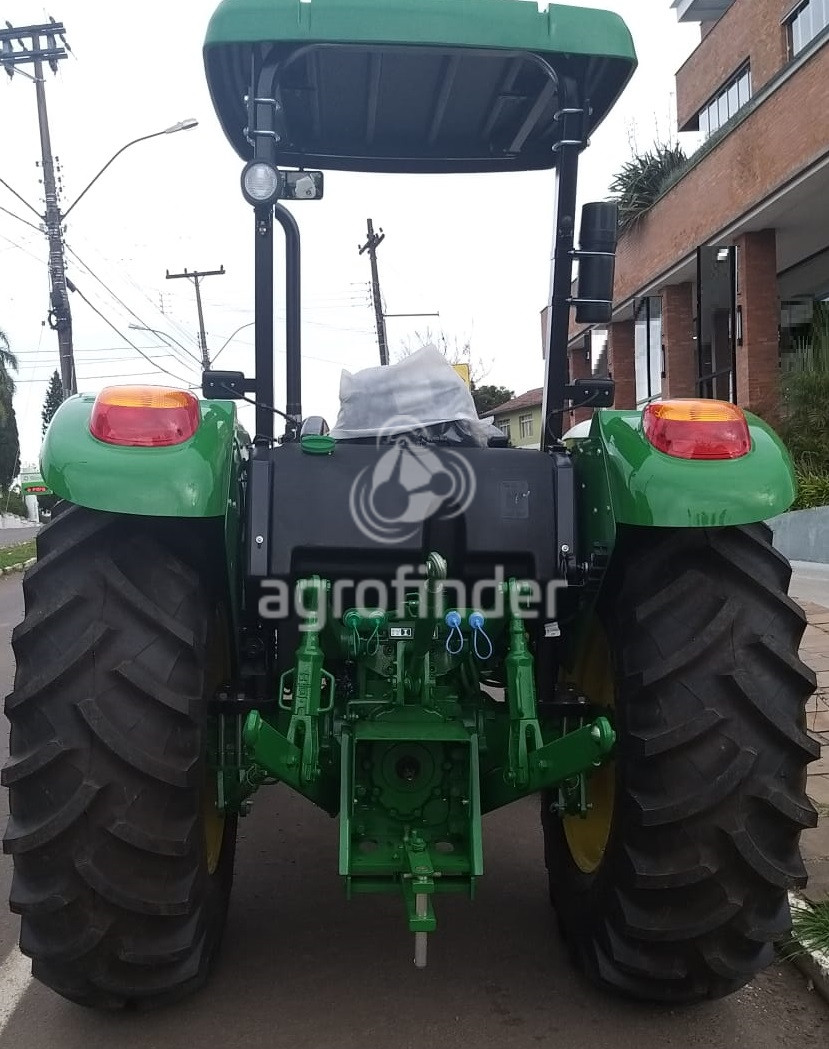 Trator John Deere  5070 E ano 2022