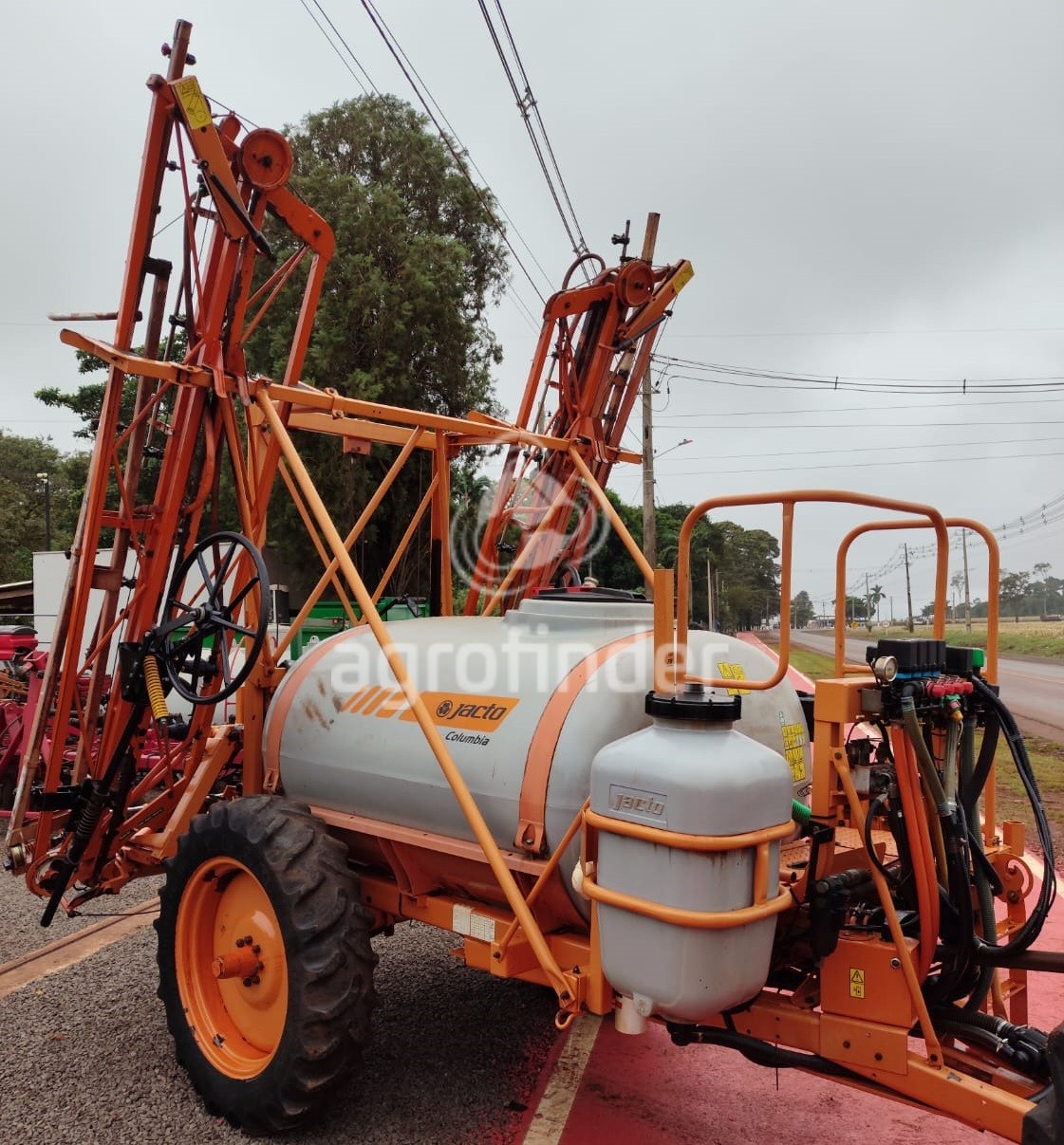Pulverizador de Arrasto Jacto Columbia 2000 ano 2011