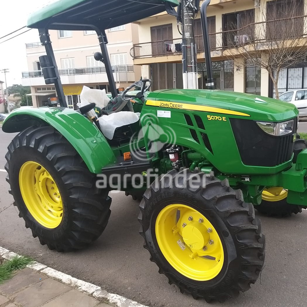 Trator John Deere  5070 E ano 2022