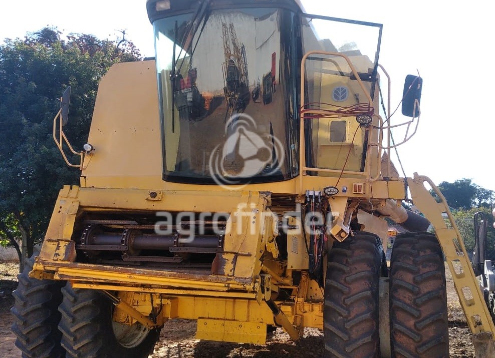 Colheitadeira New Holland TC 59 ano 2003