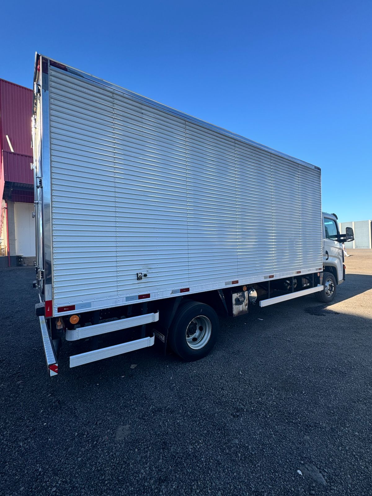 CAMINHÃO :  Volkswagen 11.180 DRC 4x2. COM BAÚ E THERMO KING