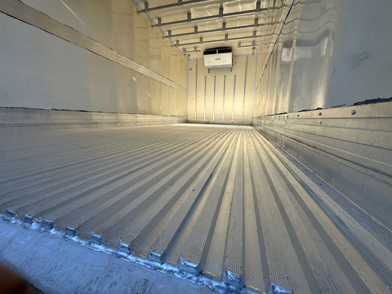 CAMINHÃO :  Volkswagen 11.180 DRC 4x2. COM BAÚ E THERMO KING