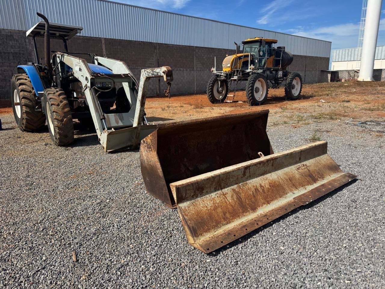 TRATOR NEW HOLLAND TM 135 COM CONJUNTO LÂMINA/CONCHA - ANO 2001