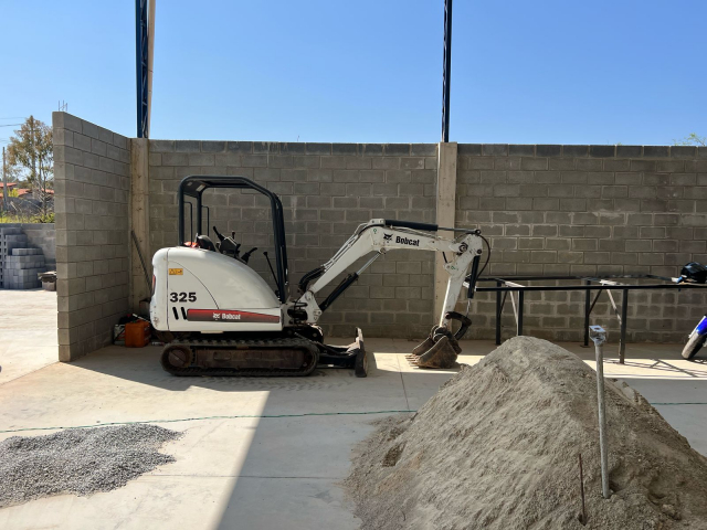 Mini Escavadeira BobCat 325 Ano 2010