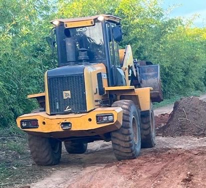Pá carregadeira com Concha e Garra Hidraulica