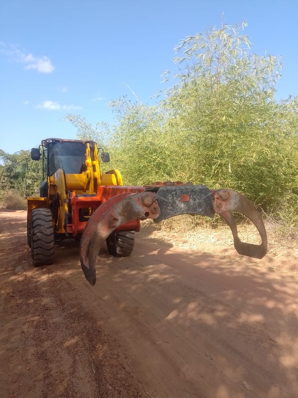 Pá carregadeira com Concha e Garra Hidraulica