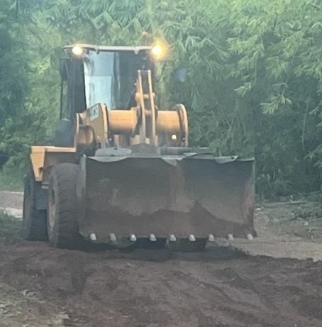 Pá carregadeira com Concha e Garra Hidraulica