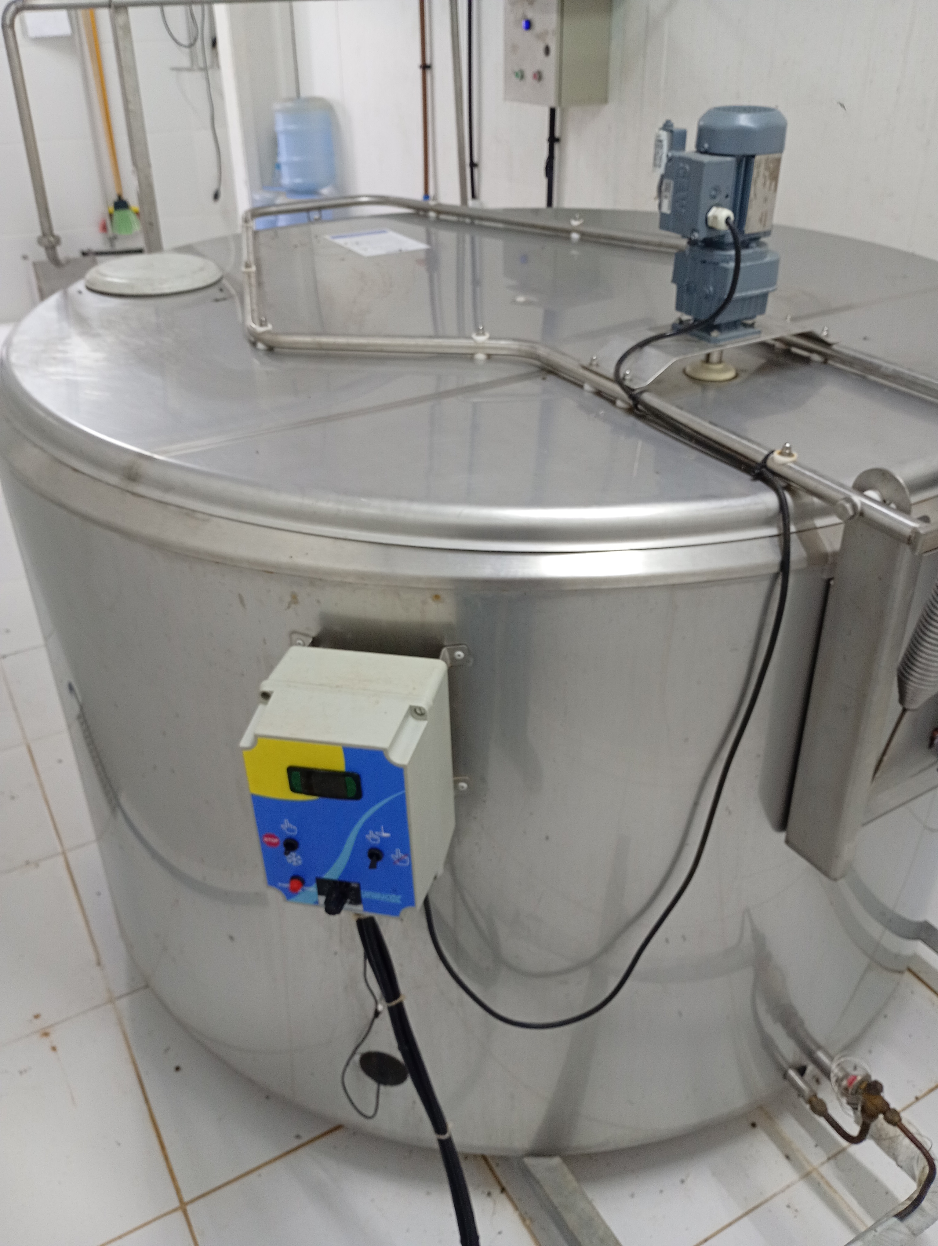 VENDO: Tanque Resfriador de Leite Plurinox PRV 2.000L (2 Ordenhas)