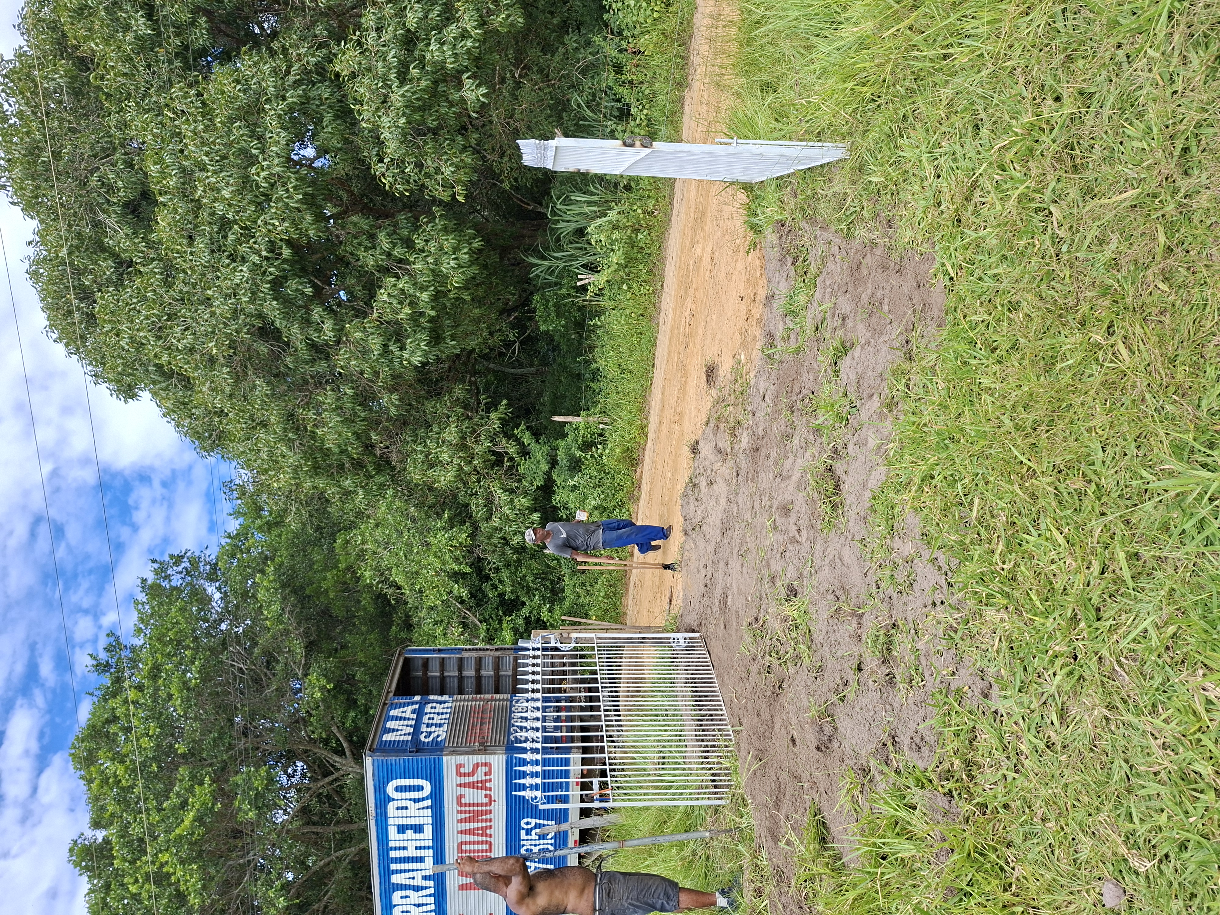 Vendo portão de ferro 4 m